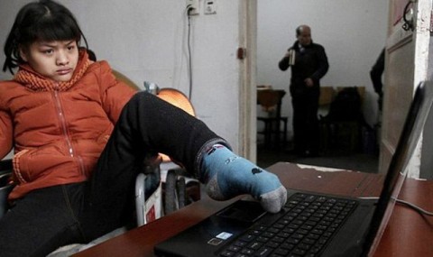 ΓΡΑΦΕΙ ΒΙΒΛΙΟ ΜΕ ΤΟ ΠΟΔΙ!