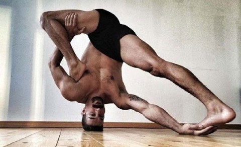 Ο ΑΝΘΡΩΠΟΣ ΜΕ ΤΑ “ΛΑΣΤΙΧΕΝΙΑ ΠΟΔΙΑ”