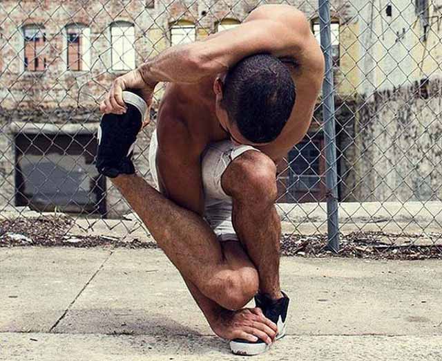 o-anthrwpos-me-lastixenia-podia-08