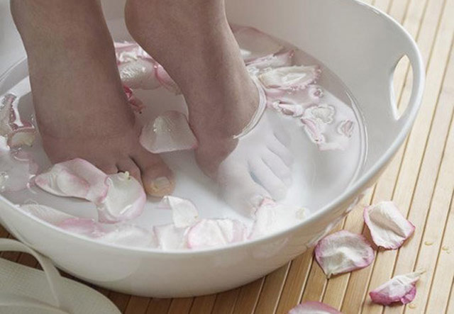 eykolo-peeling-gia-omorfa-podia-e-podi-picture-01