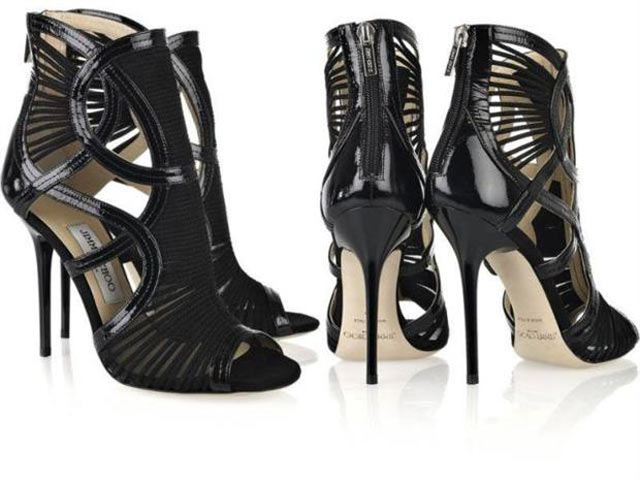 papoutsia-pou-anastatonoun-e-podi-picture-01