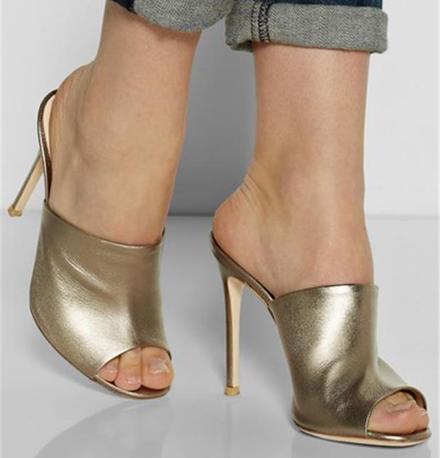 papoutsia-pou-anastatonoun-e-podi-picture-05