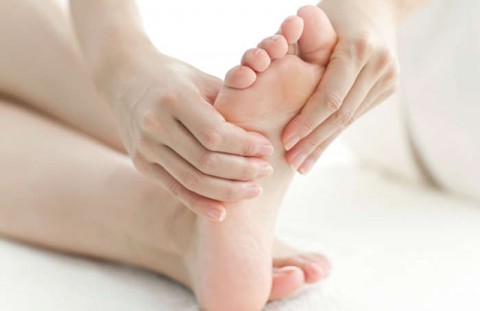 9 ΣΗΜΑΔΙΑ ΧΟΛΗΣΤΕΡΟΛΗΣ ΠΟΥ ΒΛΑΠΤΟΥΝ ΤΑ ΠΟΔΙΑ