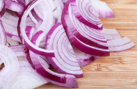 Βάλτε κρεμμύδια στα πόδια σας, πριν κοιμηθείτε!