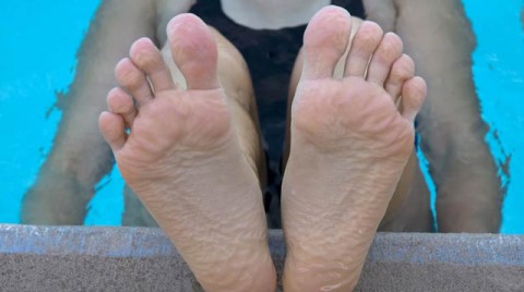 Γιατί ζαρώνει το δέρμα των ποδιών μας, μέσα στο νερό;