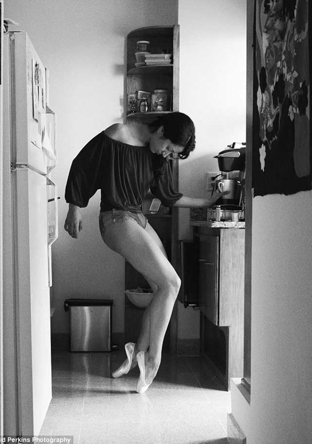 i-zoi-mias-mpalarinas-ektos-skinis-e-podi-picture-02