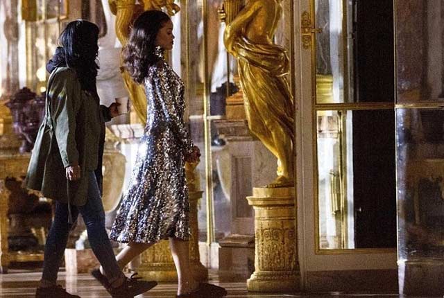 stis-versallies-me-tis-pantofles-e-podi-picture-01