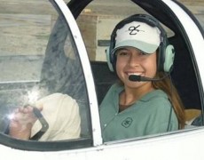 Γυναίκα χωρίς χέρια οδηγεί αεροπλάνο μόνο με τα πόδια της