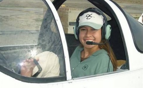 Γυναίκα χωρίς χέρια οδηγεί αεροπλάνο μόνο με τα πόδια της