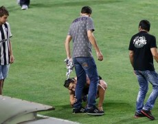 Οπαδός φίλησε τα πόδια του Πάμπλο Γκαρσία