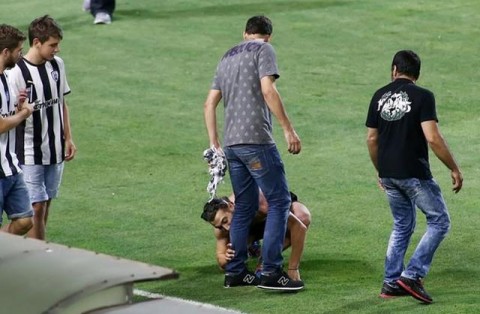 Οπαδός φίλησε τα πόδια του Πάμπλο Γκαρσία