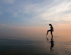 Τα θαυματουργά οφέλη της θάλασσας στα πόδια!