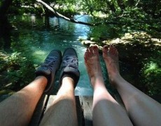 Ταξιδεύουν σε όλον τον κόσμο και φωτογραφίζουν τα πόδια τους!