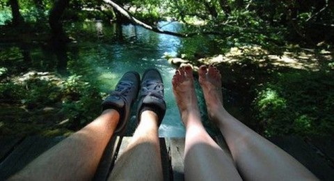 Ταξιδεύουν σε όλον τον κόσμο και φωτογραφίζουν τα πόδια τους!