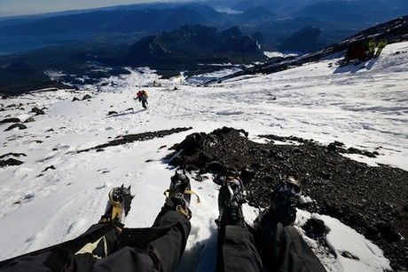 taksidevoun-ston-kosmo-kai-fotografizoun-ta-podia-tous-e-podi-picture-02