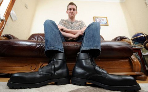 Φορά νούμερο 54 παπούτσι και πληρώνει 1.200 ευρώ για ένα ζευγάρι μπότες εργασίας