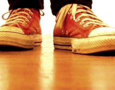 Γιατί πρέπει να βγάζουμε -πάντα- τα παπούτσια όταν μπαίνουμε σπίτι