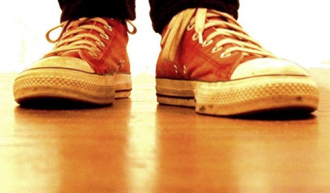 Γιατί πρέπει να βγάζουμε -πάντα- τα παπούτσια όταν μπαίνουμε σπίτι