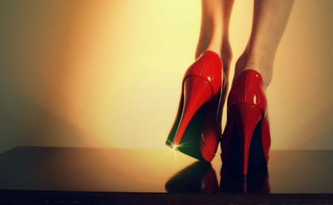 6 πράγματα που μπορεί να συμβoύν εάν σταματήσετε να φοράτε τακούνια