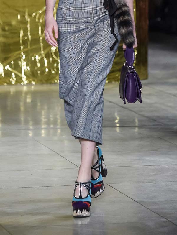 ta-oraiotera-papoutsia-e-podi-picture-09