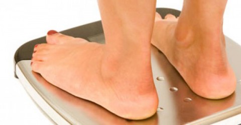 Περιττά κιλά: Πώς επιβαρύνουν την υγεία των ποδιών σας