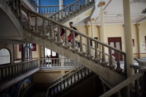 stin-kouva-oi-xoreftes-mathainoun-baleto-mesa-se-ena-palati-e-podi-picture-03