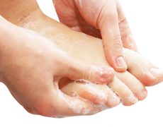 5 τρόποι για να προστατέψετε τα πόδια σας από του μύκητες