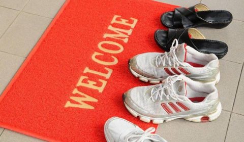 Βγάζουμε τα παπούτσια μέσα στο σπίτι, ναι ή όχι;