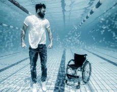 Ο αγωνιστής της ζωής Αντώνης Τσαπατάκης, όρθιος μέσα στο «στοιχείο του»