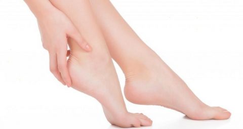 5 λόγοι που εξηγούν τα αιωνίως «σκασμένα» πέλματα των ποδιών σας