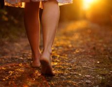 Περπατήστε με γυμνά πόδια και αφήστε τη γη να σας θεραπεύσει