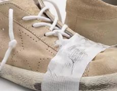 Ντύσου σαν άστεγος. Γνωστή ιταλική φίρμα πουλάει παπούτσια βρώμικα και με μονωτική ταινία για 530 δολάρια.