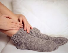Παγωμένα πόδια: Ποια σοβαρή ασθένεια μπορεί να κρύβει;