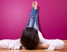 «Πόδια ψηλά στον τοίχο»