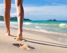 Πώς το ξυπόλυτο περπάτημα στην άμμο μας κάνει καλό