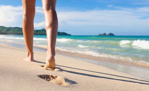 Πώς το ξυπόλυτο περπάτημα στην άμμο μας κάνει καλό