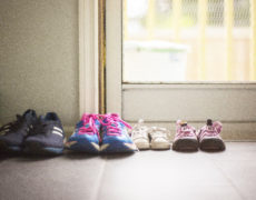 Κορωνοϊός & Σπίτι: Τί ισχύει για την εξάπλωση από τα παπούτσια