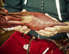 Έρευνα: Η μεσαιωνική μόδα για τα μυτερά παπούτσια συνδέεται με την αύξηση στα κότσια ποδιών