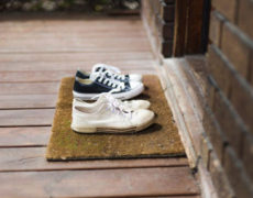 Τελικά είναι σωστό ή λάθος να ζητάμε από τους καλεσμένους μας να βγάζουν τα παπούτσια τους;